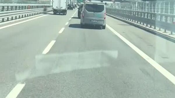 #viral | Push-Ups on the Fast Lane: Stunt on Italian Bridge Sparks Outrage - Sputnik Africa