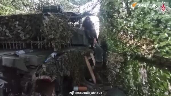 Un char T-72B3 du groupement russe Centre détruit un abri camouflé de l'armée ukrainienne - Sputnik Afrique