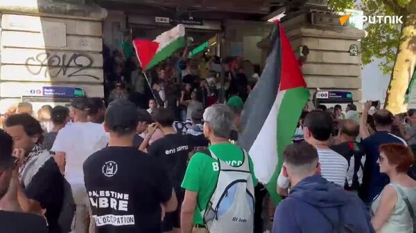 Nous sommes tous des enfants de Gaza!: une manifestation Gaza meurt de la faim se tient à Paris - Sputnik Afrique