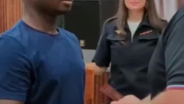 Un Togolais qui a participé à l'opération militaire spéciale reçoit un passeport russe en Sibérie - Sputnik Afrique