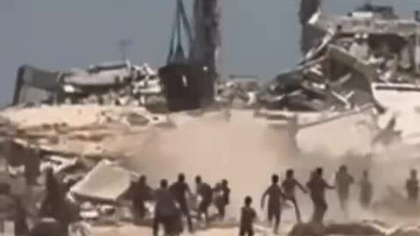 Vidéo choc: des colis humanitaires transformés en dangers volants à Gaza - Sputnik Afrique