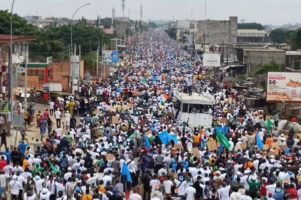Plusieurs milliers de personnes dans la rue en Côte d'Ivoire - Sputnik Afrique