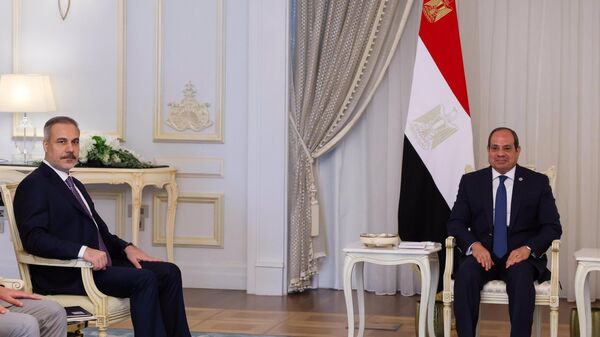 rencontre entre le chef de la diplomatie turque Hakan Fidan et le Président égyptien Abdel Fattah Al-Sissi, le 9 août - Sputnik Afrique