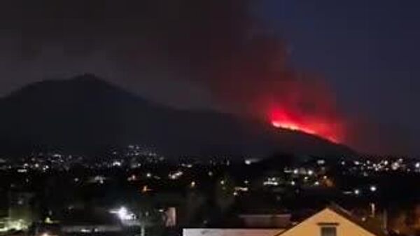 #viral | Echoes of Pompeii: Vesuvius Erupts in Fiery Spectacle Visible for Miles - Sputnik Africa