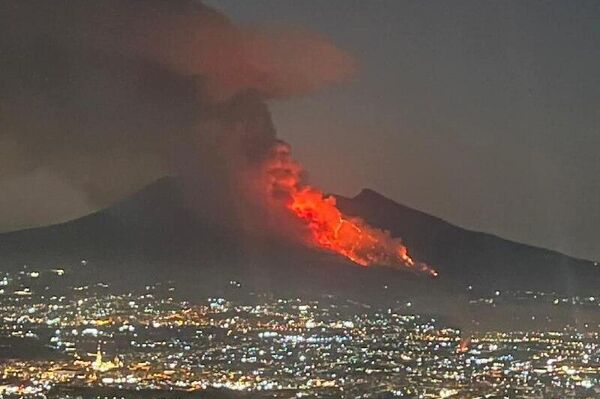 #viral | Echoes of Pompeii: Vesuvius Erupts in Fiery Spectacle Visible for Miles - Sputnik Africa