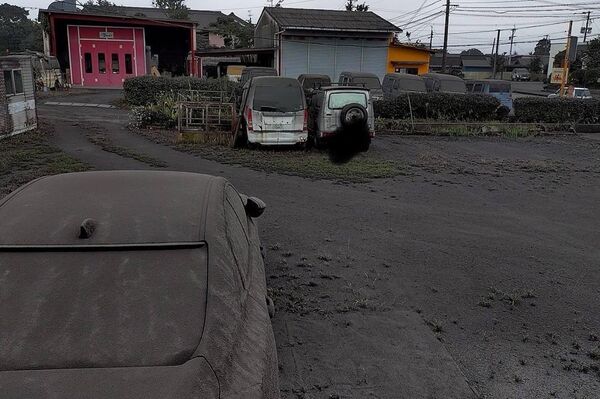Un volcan japonais éjecte une colonne de cendres et de fumée à 3 km de hauteur - Sputnik Afrique