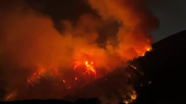 ▶ Les pentes du Vésuve en flammes depuis plus de 24 heures - Sputnik Afrique