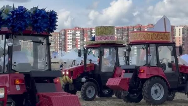 #viral | 'Tractor Dance' Performed at the Russian Plowing Championship in Russia's Leningrad Region - Sputnik Africa