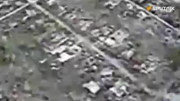 ▶ Des éclaireurs russes détruisent un point de regroupement temporaire de l'infanterie ukrainienne à l'aide d'un drone FPV - Sputnik Afrique