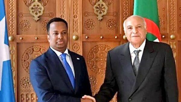 le ministre des Affaires étrangères et de la Coopération internationale de la République fédérale de Somalie, M. Abdisalam Abdi Ali, est le ministre d'Etat, ministre des Affaires étrangères, de la Communauté nationale à l'étranger et des Affaires africaines, M. Ahmed Attaf, en août 2025 en Algérie - Sputnik Afrique