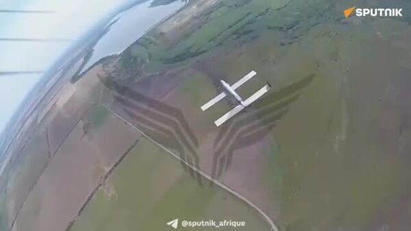 ▶ Un drone FPV russe du centre Rubicon détruit un drone non identifié de l'armée ukrainienne, vidéo mise en ligne par la Défense russe - Sputnik Afrique