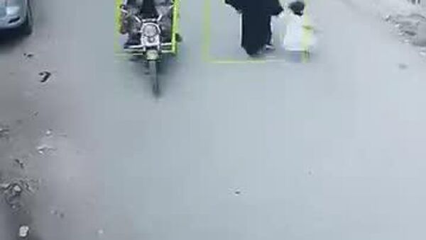 ▶ Un vrai homme à son âge: ce garçon a sauvé sa petite sœur d'une tentative d'enlèvement - Sputnik Afrique