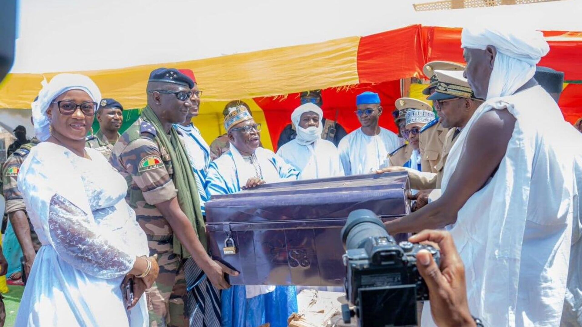 Des manuscrits historiques de Tombouctou restitués après 13 ans d'exil Des manuscrits historiques de Tombouctou restitués après 13 ans d'exil - Sputnik Afrique, 1920, 12.08.2025