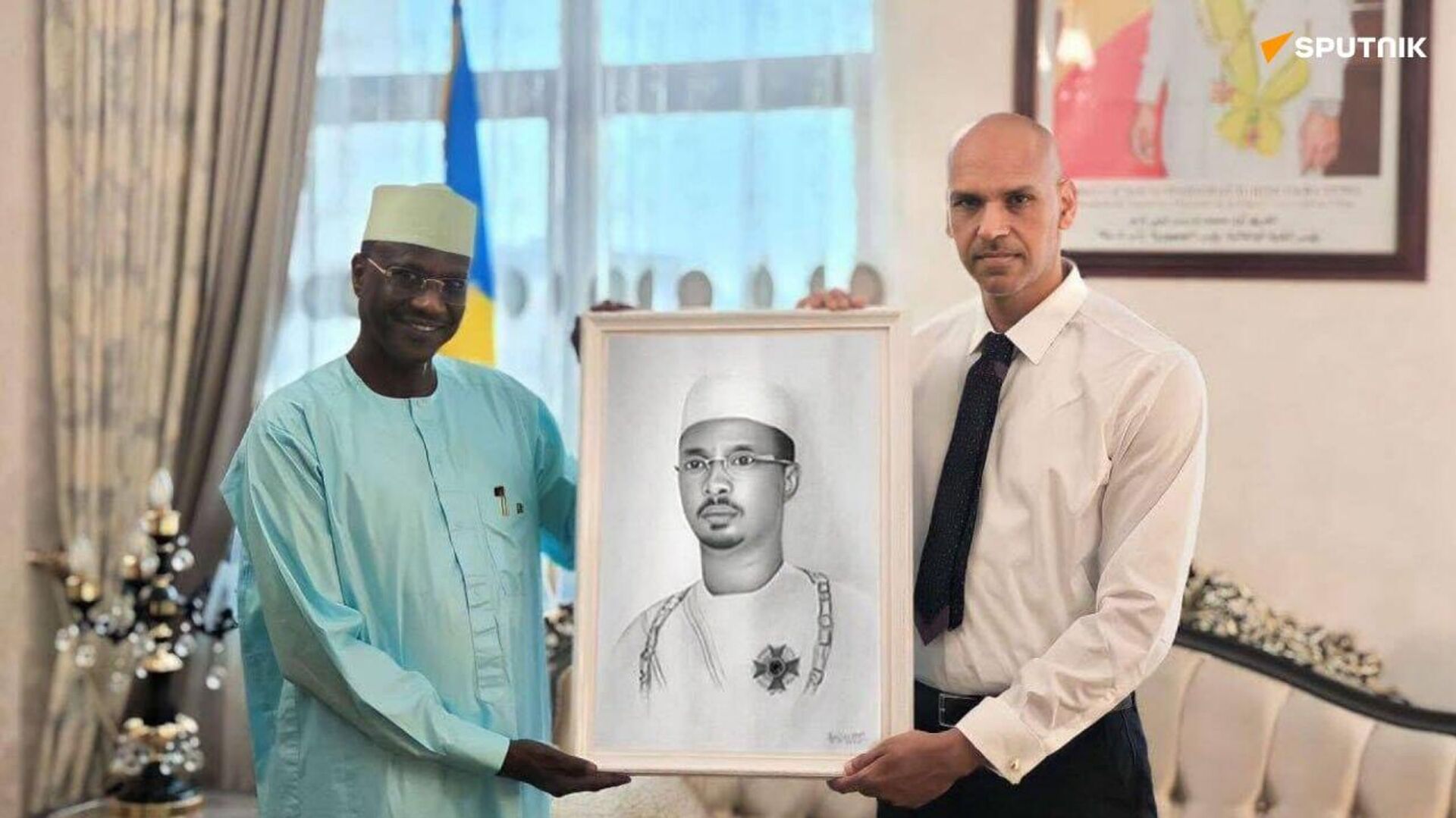 C'est un hommage à sa vision et au peuple tchadien: Raj Kumar, artiste indien, a peint le portrait du Président Mahamat Déby Itno - Sputnik Afrique, 1920, 13.08.2025