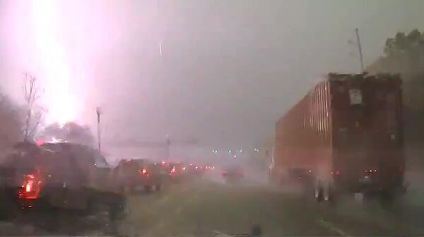 La foudre frappe un transformateur, provoquant aussitôt un incendie – la scène a été captée par la caméra embarquée d’une voiture - Sputnik Afrique