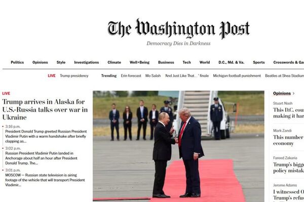 Poignée de main, arrivée des avions: les médias internationaux publient dans leurs unes des photos du sommet entre Poutine et Trump en Alaska - Sputnik Afrique