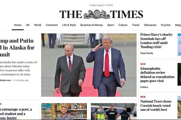 Poignée de main, arrivée des avions: les médias internationaux publient dans leurs unes des photos du sommet entre Poutine et Trump en Alaska - Sputnik Afrique