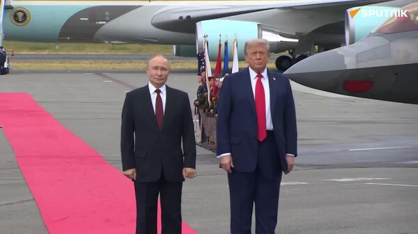 Poutine et Trump se sont serré la main à deux reprises lors de leur rencontre en Alaska - Sputnik Afrique