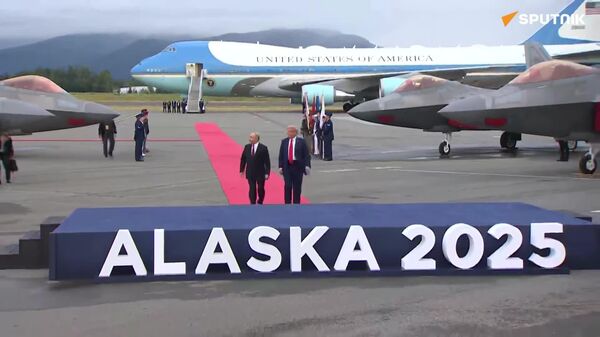 Un B2 Spirit et quatre chasseurs F-22 ont survolé Poutine et Trump dans le ciel de l'Alaska au moment de leur photo commune - Sputnik Afrique