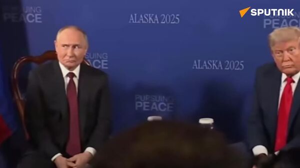 Poutine et Trump se sont abstenus de faire des remarques d'ouverture avant le début des pourparlers en petit comité, rapporte un correspondant de Sputnik - Sputnik Afrique