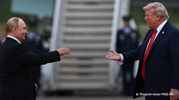 La diplomatie russe a publié une photo de Poutine et Trump quelques secondes avant leur poignée de main historique en Alaska - Sputnik Afrique