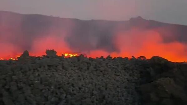 #viral | Mount Etna Erupts Again in Sicily, Sending Hot Magma Flying Several Kilometers Into The Air - Sputnik Africa