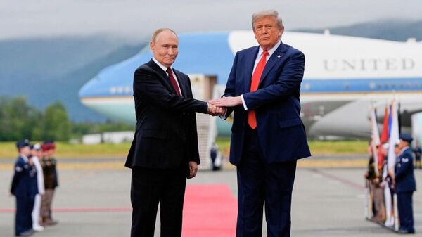 Trump et Poutine trouvent un terrain d'entente, excluant le parti belliciste occidental, selon un analyste suédois - Sputnik Afrique