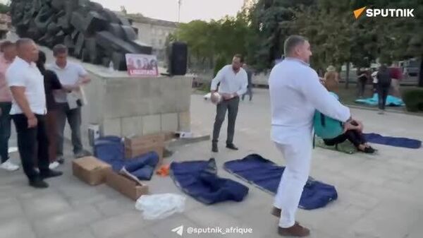 En Moldavie, des manifestants qui réclament la libération des détenus politiques installent un camp de tentes à la gare de Chisinau - Sputnik Afrique