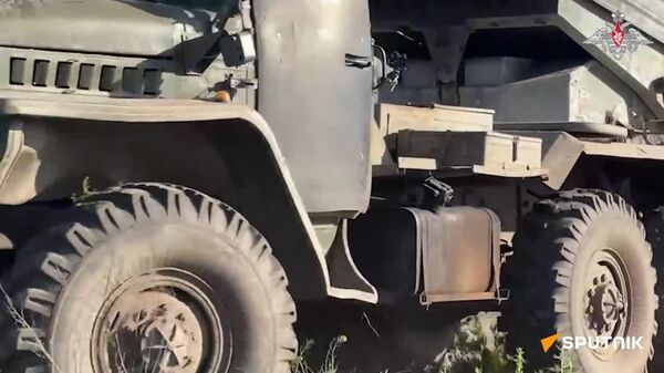 Un lance-roquettes multiples Grad russe frappe un point d’appui de l’armée ukrainienne - Sputnik Afrique