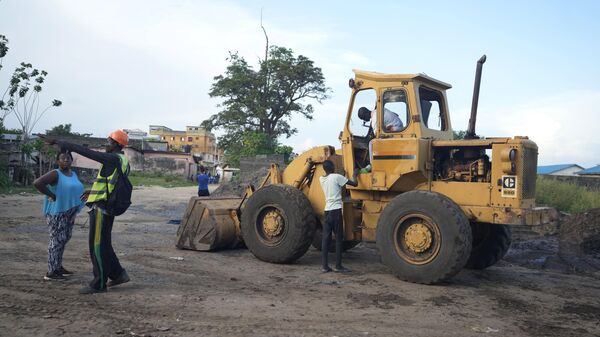 Construction workers work near the last remaining sacred tree of the Odjou Ekoun Oro forest in the village of Houeyogbe, Benin, near Port Novo, on Wednesday, Oct. 4, 2023. Between 2001 and 2012 approximately 45% of Benin’s sacred forests had disappeared or were diminished, according to the Circle for Safeguarding of Natural Resources. (AP Photo/Sunday Alamba) - Sputnik Afrique
