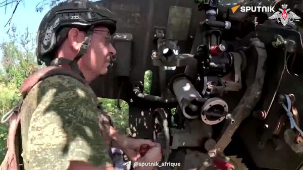 Des obusiers russes Msta-B de 152 mm détruisent une mitrailleuse de l'armée ukrainienne - Sputnik Afrique