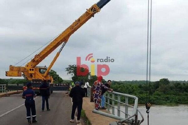 Un autocar sombre dans un cours d'eau au Bénin: un mort et 44 personnes portées disparues - Sputnik Afrique