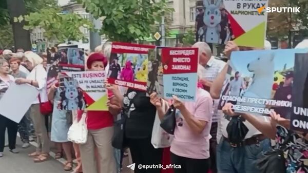 Supporters of Moldova's Opposition Bloc 'Victory' Picket Interior Ministry in Chisinau - Sputnik Africa