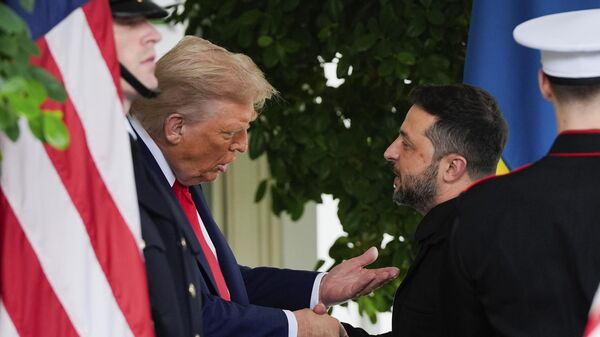 President Donald Trump greets Volodymyr Zelensky at the White House, Monday, Aug. 18, 2025, in Washington - Sputnik Africa