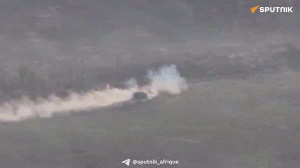 ▶ L'équipage d'un char T-72 russe a résisté à 24 frappes de drones et a neutralisé 18 km de mines - Sputnik Afrique