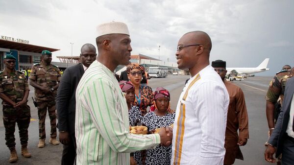 Le Premier ministre burkinabè en visite d'amitié et de travail au Mali, Jean Emmanuel Ouédraogo rencontre son homologue malien, Abdoulaye Maïga, le 19 août 2025  - Sputnik Afrique