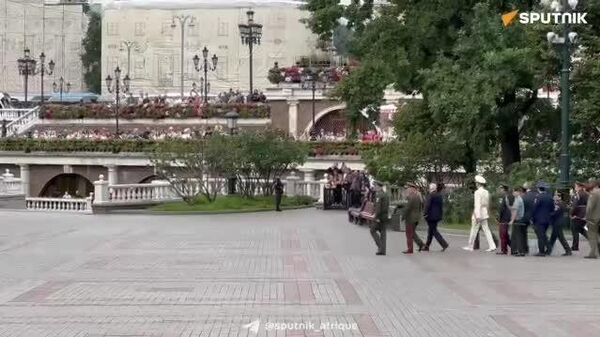 ▶ Trois délégations africaines déposent des fleurs sur la tombe du Soldat inconnu à Moscou - Sputnik Afrique