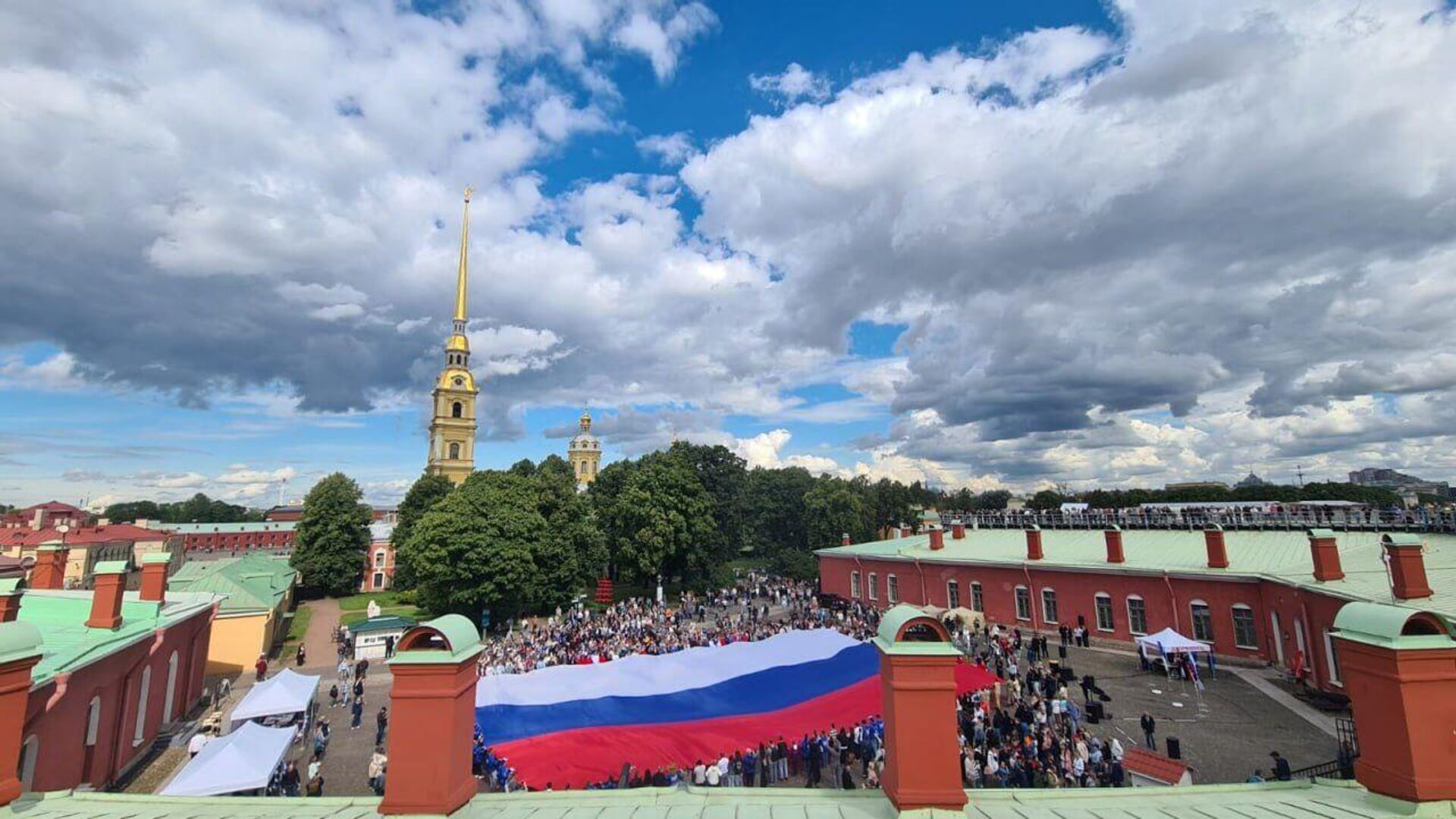 Russians Celebrate Flag Day – on Earth & in Space Russians Celebrate Flag Day – on Earth & in Space - Sputnik Africa, 1920, 22.08.2025