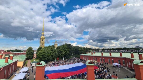 Saint-Pétersbourg en mode XXL pour le Jour du drapeau russe - Sputnik Afrique