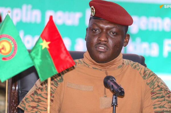 Ibrahim Traoré fut un de mes meilleurs élèves, témoigne Adama Zallé, enseignant récompensé par le Président du Faso - Sputnik Afrique