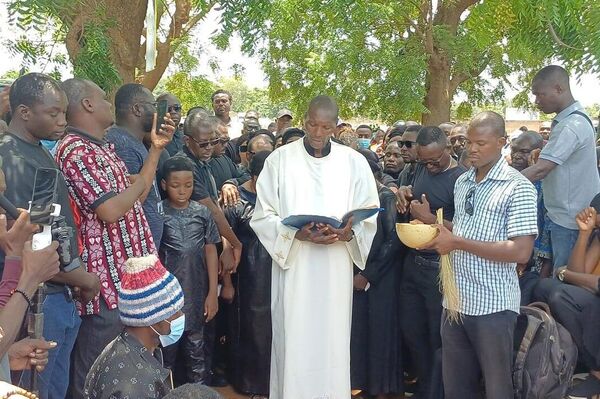 L’influenceur Alino Faso a été enterré dans un cimetière à Ouagadougou L’influenceur Alino Faso a été enterré dans un cimetière à Ouagadougou - Sputnik Afrique