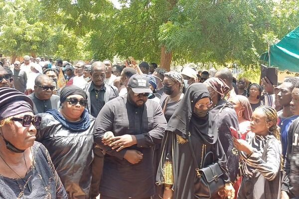 L’influenceur Alino Faso a été enterré dans un cimetière à Ouagadougou L’influenceur Alino Faso a été enterré dans un cimetière à Ouagadougou - Sputnik Afrique