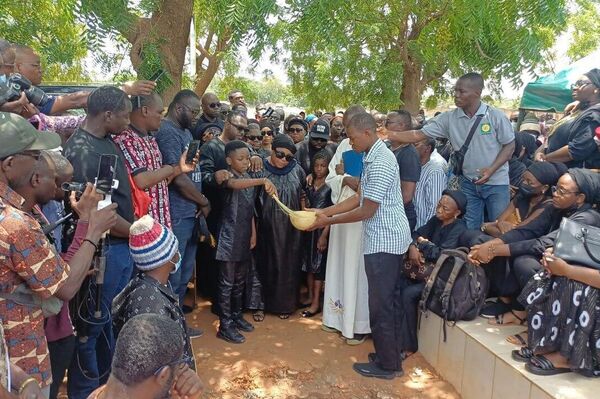 L’influenceur Alino Faso a été enterré dans un cimetière à Ouagadougou L’influenceur Alino Faso a été enterré dans un cimetière à Ouagadougou - Sputnik Afrique