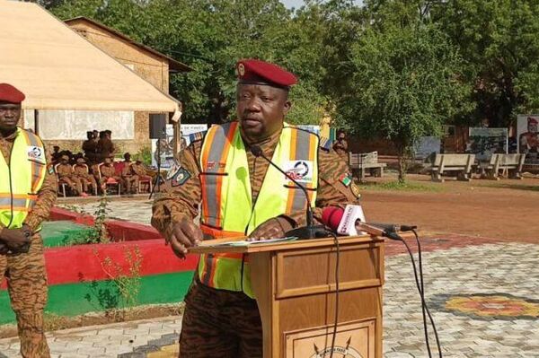 Nous promettons à tonton Ibrahim Traoré d’être des citoyens exemplaires: fin de la première édition du camp de vacances patriotique Faso Mêbo Nous promettons à tonton Ibrahim Traoré d’être des citoyens exemplaires: fin de la première édition du camp de vacances patriotique Faso Mêbo - Sputnik Afrique