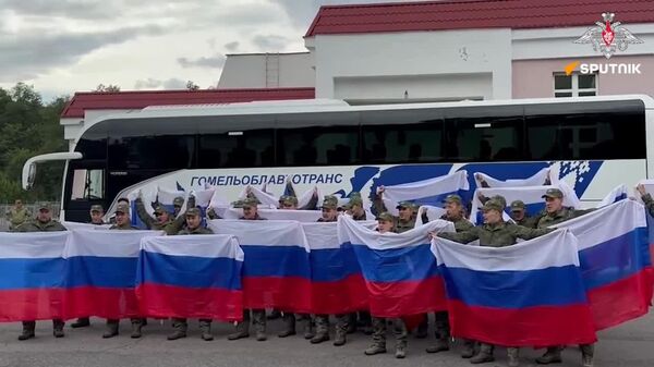 Russian Soldiers Freed From Ukrainian Captivity Celebrate Ahead of Return Home - Sputnik Africa