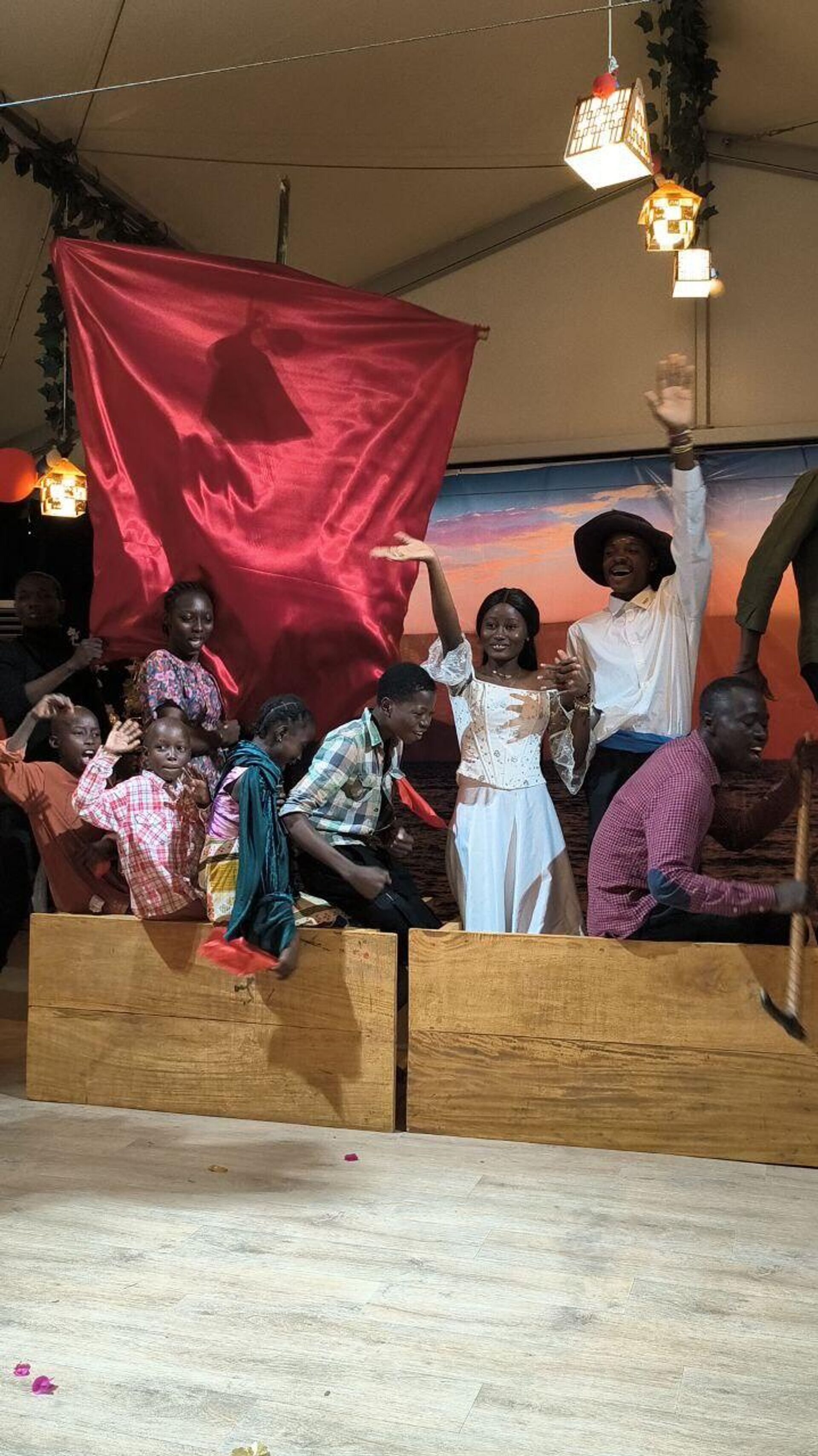 Les miracles doivent être faits par vos propres mains: de jeunes Centrafricains montent un spectacle d'après un roman de l'auteur russe Alexandre Grine - Sputnik Afrique, 1920, 24.08.2025