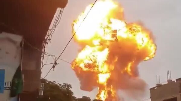 Un énorme nuage en forme de champignon monte au-dessus de Sanaa, au Yémen, après une frappe israélienne - Sputnik Afrique