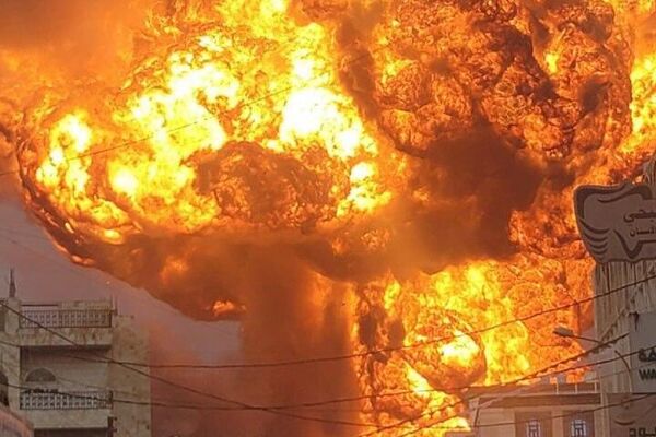 Un énorme nuage en forme de champignon monte au-dessus de Sanaa, au Yémen, après une frappe israélienne - Sputnik Afrique