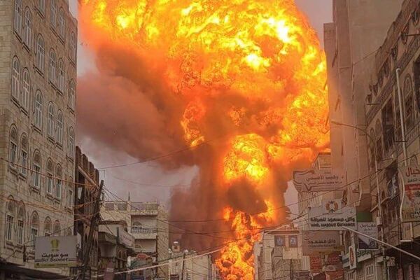 Un énorme nuage en forme de champignon monte au-dessus de Sanaa, au Yémen, après une frappe israélienne - Sputnik Afrique