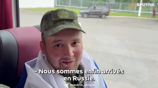 Le retour émouvant des soldats russes après un échange de prisonniers avec l'Ukraine - Sputnik Afrique